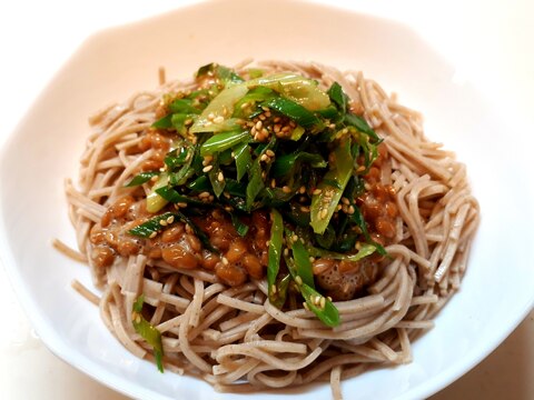 ゴマ油と生姜香る納豆ネギ蕎麦